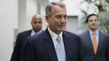 americateve | El presidente de la C&aacute;mara de Representantes, el republicano John Boehner, se dirige a una reuni&oacute;n con miembros de su partido en Washington, 4 de febrero de 2014. Boehner dijo el jueves 6 de febrero de 2014 que una reforma migratoria dif&iac