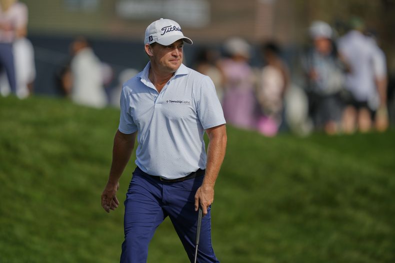 Bud Cauley mira sobre el green del hoyo 18 durante la tercera ronda del torneo de golf The Players Championship, el sábado 15 de marzo de 2025, en Ponte Vedra Beach, Florida (AP Foto/Julia Demaree Nikhinson)