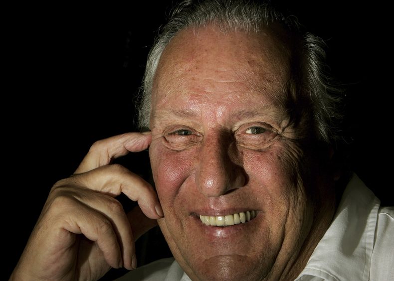 El autor británico Frederick Forsyth en Hertford, Inglaterra, el 17 de agosto del 2006. (Foto AP/Kirsty Wigglesworth)