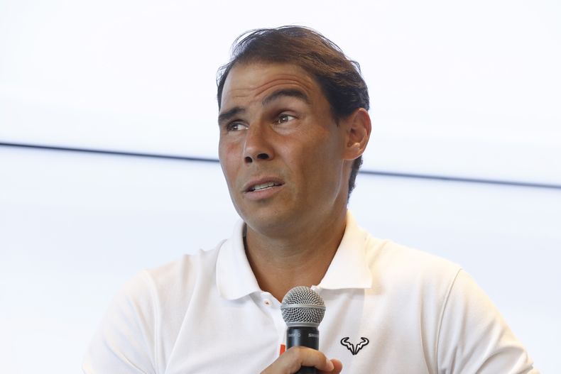 El español Rafael Nadal durante una conferencia de prensa en su academia de tenis, el jueves 18 de mayo de 2023, en Manacor, Mallorca, España. (AP Foto/Francisco Ubilla)