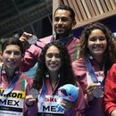 El equipo de México celebra tras ganar una medalla de plata en la competencia mixta en el Mundial de natación, el martes 18 de julio de 2023, en Fukuoka, Japón. (AP Foto/Lee Jin-man)