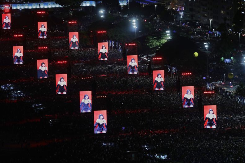 Fanáticos llenan la playa de Copacabana para ver el concierto gratuito de Lady Gaga en Río de Janeiro, el sábado 3 de mayo de 2025. (Foto AP/Bruna Prado)