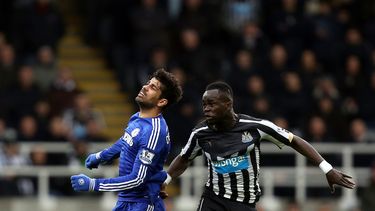 americateve | El jugador de Chelsea, Diego Costa, izquierda, disputa un bal&oacute;n con el jugador de Newcastle, Chieck Tiote, en un partido por la liga Premier el s&aacute;bado, 6 de diciembre de 2014, en Newcastle, Inglaterra.  (AP Photo/Scott Heppell)