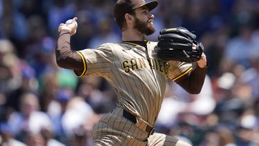 Dylan Cease, abridor de los Padres de San Diego, lanza frente a los Cachorros de Chicago en el encuentro del miércoles 8 de mayo de 2024 (AP Foto/Erin Hooley)