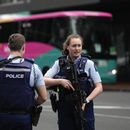 Agentes de Nueva Zelanda montan guardia frente a un hotel que alberga a jugadoras del Mundial femenino en Auckland, el jueves 20 d ejulio de 2023 (AP Foto/Abbie Parr)