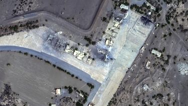Esta imagen satelital del viernes 12 de enero de 2024 suministrada por Maxar Technologies muestra refugios destruidos en el aeropuerto de Al Hudaydah, en Yemen. (Maxar Technologies vía AP)