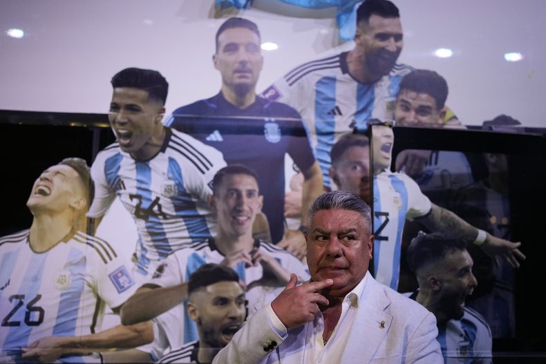 ARCHIVO - Foto del 5 de abril del 2023, el presidente de la Asociación de Fútbol de Argentina Claudio Tapia frente al autobús en el que viajaron los jugadores de la selección a su regreso de la Copa Mundial de Qatar en la exhibición Campeones del Mundo. El jueves 17 de octubre del 2024, la AFA reelige a Tapia al frente del organismo. (AP Foto/Natacha Pisarenko, Archivo)