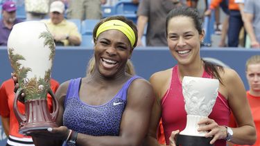 americateve | La estadounidense Serena Williams, izquierda, sonr&iacute;e tras vencer a Ana Ivanovic en la final del Masters de Cincinnati el domingo, 17 de agosto de 2014, en Mason, Ohio. (AP Photo/Al Behrman)