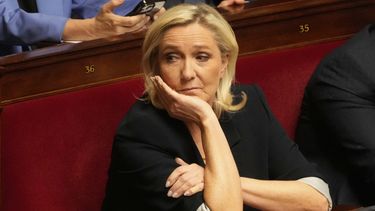 La líder francesa de ultraderecha Marine Le Pen asiste a una sesión en la Asamblea Nacional, el martes de abril de 225 en París. (AP Foto/Michel Euler)