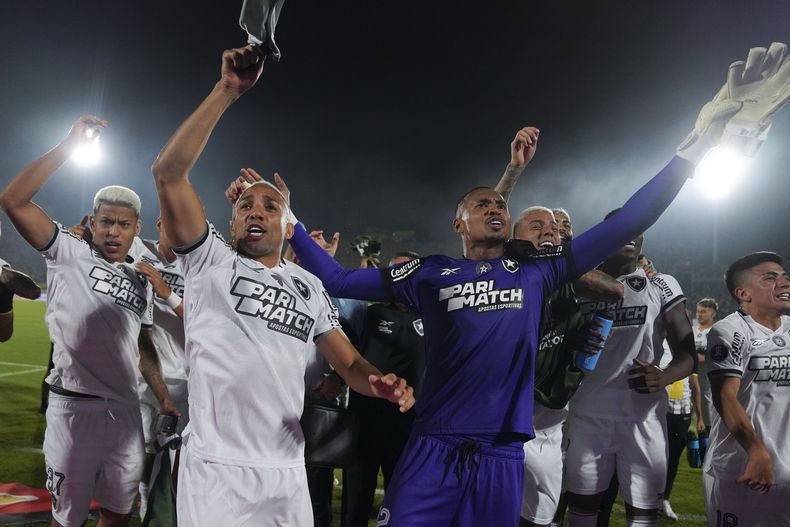 Los jugadores de Botafogo de Brasil celebran tras avanzar a la final de la Copa Libertadores al eliminar a Peñarol de Uruguay en el estadio Centenario de Montevideo, el miércoles 30 de octubre de 2024. (AP Foto/Matilde Campodónico)