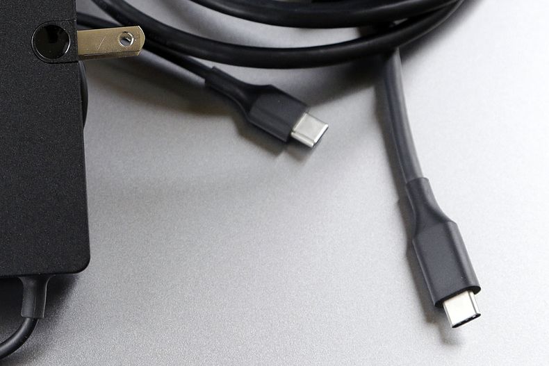 ARCHIVO - Esta fotografía del martes 10 de marzo de 2015 muestra un cable USB-C en San José, California. Apple está abandonando su cable patentado para cargar su iPhone y alineándose con el resto de la industria tecnológica mediante la adopción del USB-C, un estándar de conexión mucho más utilizado. (AP foto/Jeff Chiu, archivo)