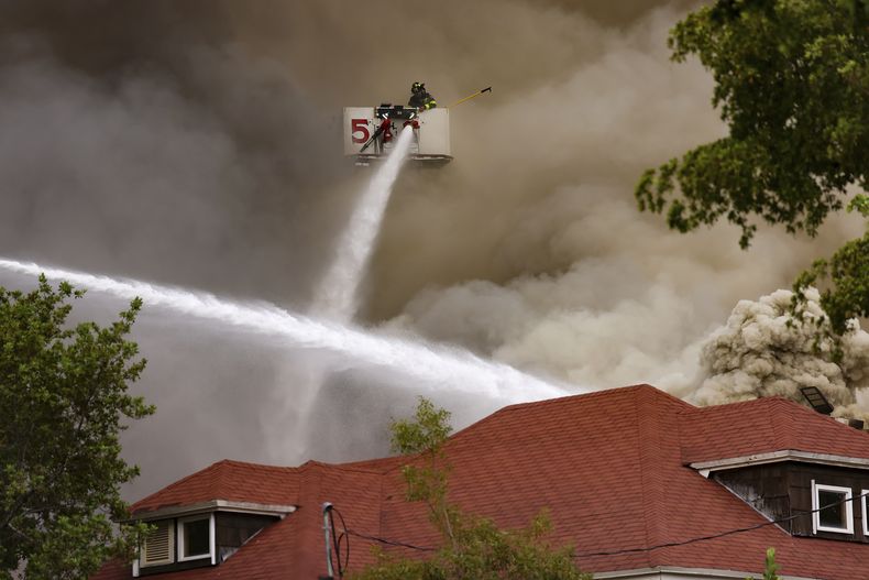 Cuadrillas de bomberos y policías de Miami combaten un incendio en un edificio de apartamentos, el lunes 10 de junio de 2024, en Miami. (Carl Juste/Miami Herald vía AP)