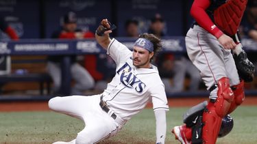 Rays ganan 5-4 a Medias Rojas; Walls y Díaz remolcan