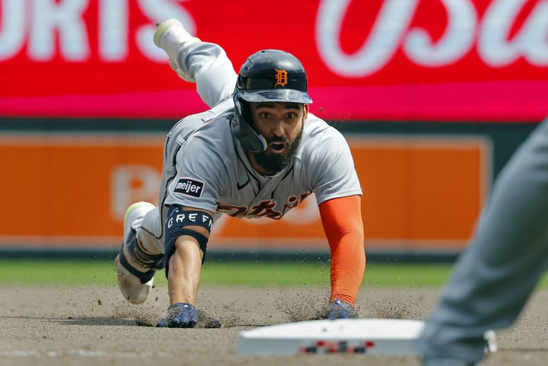 Riley Greene de los Tigres de Detroit se desliza en tercera base al conectar un triple ante los Mellizos de Minnesota, el miércoles 16 de agosto de 2023, en Minneapolis. (AP Foto/Bruce Kluckhohn)