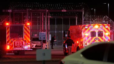 Vehículos de emergencia llegan a la Institución de Máxima Seguridad Riverbend después de que se suspendiera la ejecución de Christa Pike el miércoles 30 de septiembre de 2026, en Nashville, Tennessee. (AP Foto/George Walker IV)