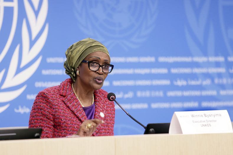 ARCHIVO – Winnie Byanyima, directora ejecutiva del ONUSIDA, habla en una conferencia de prensa en el Palais des Nations en Ginebra, Suiza, el 24 de marzo de 2025. (Roman Levchkenko/ONUSIDA vía AP, Archivo)