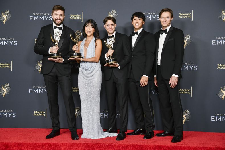 El equipo de White Rabbit posa en la sala de prensa con el premio a la innovación destacada en la programación de medios emergentes durante la segunda noche de los Premios Emmy de las Artes Creativas el domingo 7 de septiembre de 2025, en el Teatro Peacock de Los Ángeles. (Foto Richard Shotwell/Invision/AP)