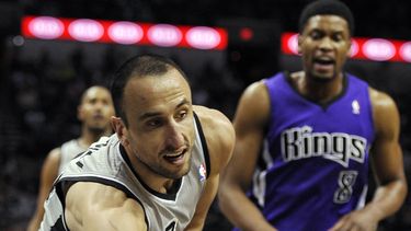 americateve | El jugador argentino Emanuel Gin&oacute;bili, de los Spurs de San Antonio, persigue un bal&oacute;n suelto ante la mirada de Rudy Gay, de los Kings de Sacramento, en la primera mitad del juego del domingo 29 de diciembre de 2013, en San Antonio. (Foto AP/