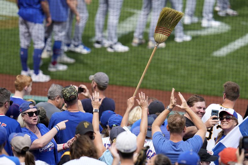 Los fanáticos de los Cachorros de Chicago celebran tras la victoria 8-3 ante los Piratas de Pittsburgh, el miércoles 21 de junio de 2023. (AP Foto/Gene J. Puskar)