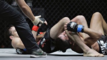 video: un luchador de mma sigue golpeando a su oponente tras ganar por nocaut y desata una rina colectiva