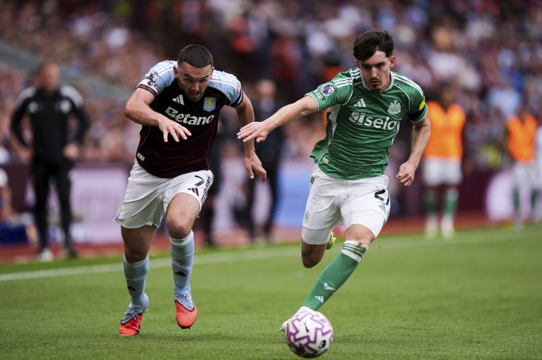 John McGinn del Aston Villa y Tino Livramento del Newcastle pelean por el balón en el encuentro de la Liga Premier el sábado 16 de agosto del 2025. (Bradley Collyer/PA via AP)