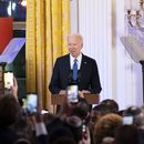 El presidente Joe Biden habla en una ceremonia de Hanukkah en la Sala Este de la Casa Blanca en Washington, el lunes 11 de diciembre de 2023. (Bonnie Cash/Pool via AP)