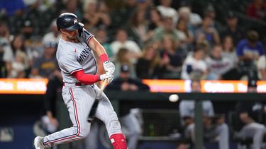 Kyle Farmer, de los Mellizos de Minnesota, batea un jonrón en el juego del martes 18 de julio de 2023, ante los Marineros de Seattle (AP Foto/Lindsey Wasson)