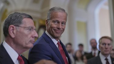 El líder de la mayoría en el Senado, el republicano John Thune, acompañado por el jefe de la bancada republicana en el Senado, John Barrasso, habla con la prensa después de una reunión privada del partido en el Capitolio, el martes 17 de junio de 2025, en Washington. (AP Foto/J. Scott Applewhite)