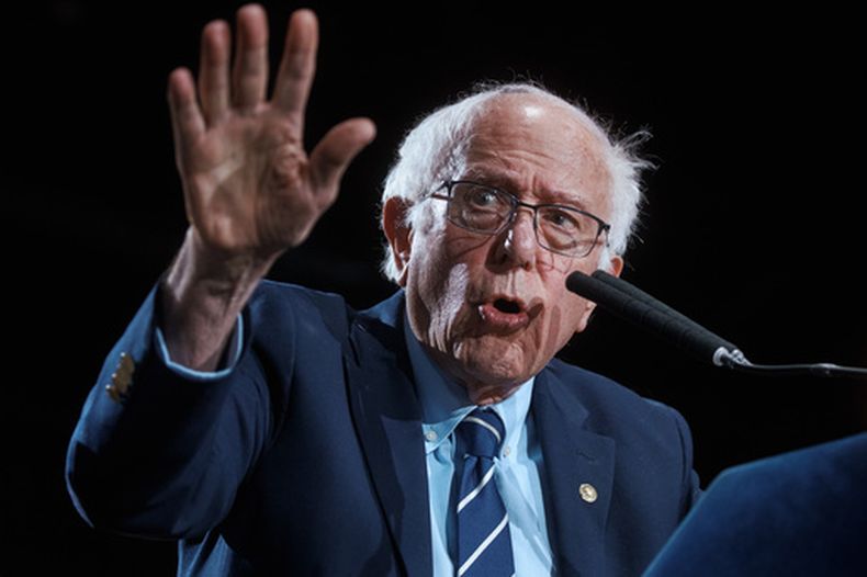 El senador estadounidense Bernie Sanders pronuncia un discurso con motivo de la celebración de los primeros 100 días en el cargo del alcalde de la ciudad de Nueva York, Zohran Mamdani, en el Knockdown Center, el domingo 12 de abril de 2026, en Nueva York. (AP Foto/Andrés Kudacki)