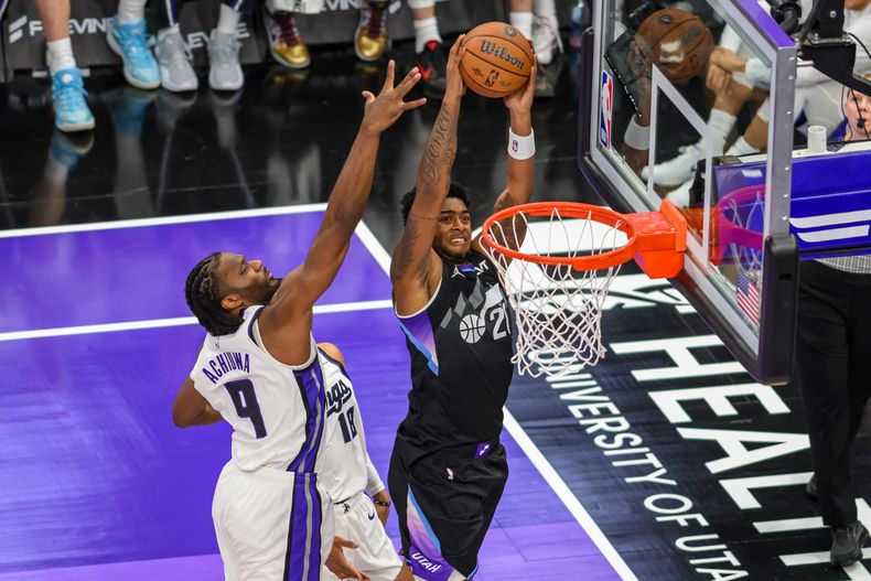 Brice Sensabaugh, alero del Jazz de Utah, realiza una volcada frente a Precious Achiuwa, de los Kings de Sacramento, en el duelo del viernes 28 de noviembre de 2025 (AP Foto/Tyler Tate)