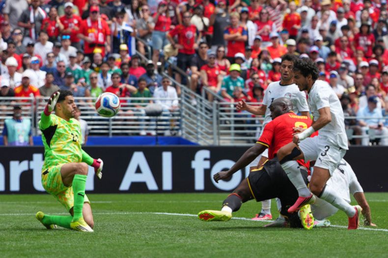 El egipcio Mohamed Hany (3) anota un autogol frente al belga Romelu Lukaku (9) y el arquero egipcio Mostafa Shoubir (23) durante el partido del Grupo G entre Bélgica y Egipto, el lunes 15 de junio, en Seattle. (AP Foto/Manu Fernández)