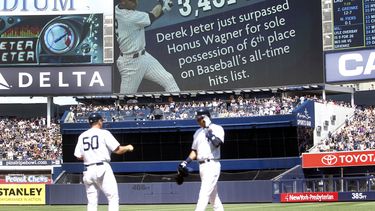americateve | El jugador de los Yanquis, Derek Jeter, derecha, tras conectar un hit contra los Indios de Cleveland el s&aacute;bado, 9 de agosto de 2014, en Nueva York. Fue el hit 3.431 en la carrera de Jeter, para superar a Honus Wagner en la lista hist&oacute;rica. (