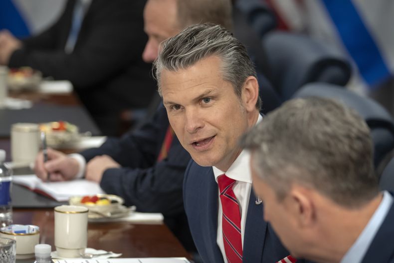 El secretario de Defensa de EEUU, Pete Hegseth, habla durante una reunión con el ministro de Defensa israelí, Israel Katz, en el Pentágono, el viernes 18 de julio de 2025, en Washington. (AP Foto/Mark Schiefelbein)