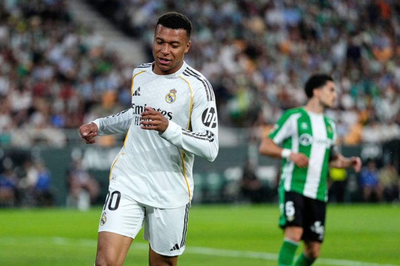 Kylian Mbappé del Real Madrid durante el partido contra Real Betis en la Liga de España, el viernes 24 de abril de 2026, en Sevilla. (AP Foto/José Bretón)