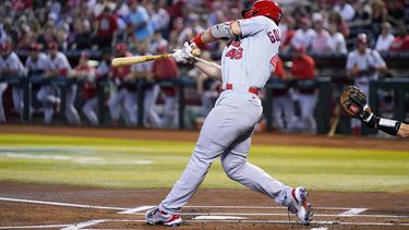 Paul Goldschmidt de los Cardenales de San Luis conecta un jonrón de dos carreras en la primera entrada ante los Diamondbacks de Arizona el lunes 24 de julio del 2023. (AP Foto/Ross D. Franklin)