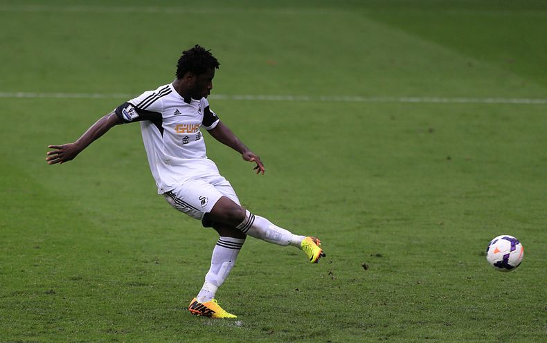 El jugador de Swansea, Wilfried Bony, anota un gol en un partido por la liga Premier el s&aacute;bado, 26 de abril de 2014, en Swansea, Gales. (AP Photo/Nick Potts, PA Wire)     UNITED KINGDOM OUT    -   NO SALES    -   NO ARCHIVES