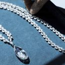 El collar de diamantes Briolette of India de 90.36 quilates diseñado por Harry Winston, con un valor estimado entre 9 y 14 millones de francos suizos, durante una exhibición previa a la subasta de las joyas de la heredera austriaca Heidi Horten en la casa de subastas de Christies en Ginebra, Suiza, el lunes 8 de mayo de 2023. (Salvatore Di Nolfi/Keystone via AP)