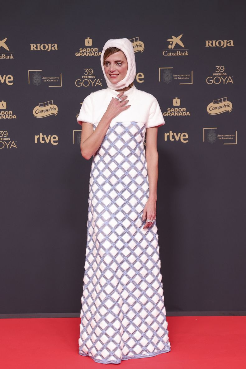 Macarena Gomez llega a la 39ª edición de los Premios Goya en Granada, España, el sábado 8 de febrero de 2025, en Granada. (Foto AP/Fermin Rodriguez)