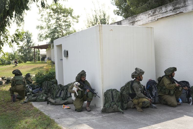 Soldados israelíes resguardan el martes 10 de octubre de 2023 el kibbutz Kfar Aza. Combatientes de Hamas incursionaron el sábado en Kfar Aza, donde mataron y secuestraron a muchos israelíes. (AP Foto/Ohad Zwigenberg)