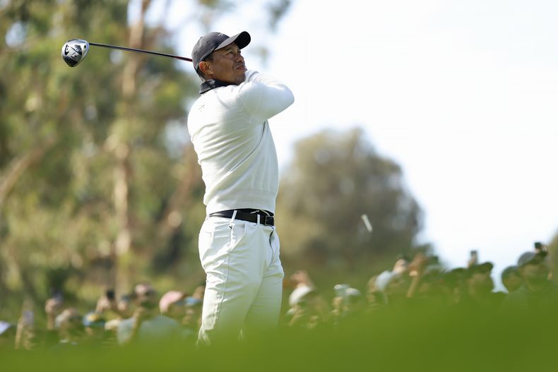 Tiger Woods realiza su golpe hacia el hoyo nueve en la primera ronda del Genesis Invitational en el Riviera Country Club de Los Ángeles, el jueves 15 de febrero de 2024 (AP Foto/Ryan Kang)