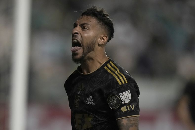 Denis Bouanga, de Los Angeles FC, celebra su tanto ante León durante el partido de ida de la final de la Liga de Campeones de la CONCACAF, el miércoles 31 de mayo de 2023 (AP Foto/Eduardo Verdugo)