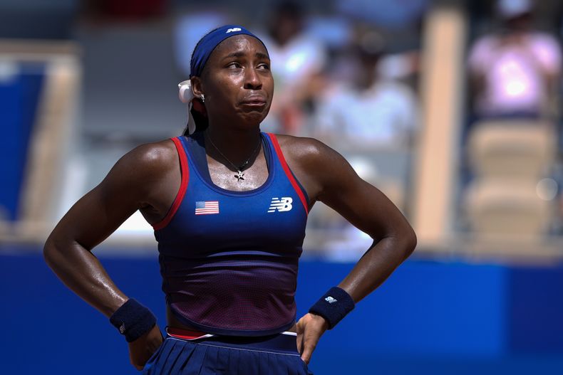La estadounidense Coco Gauff llora tras discutir con la juez de silla en el partido contra la croata Donna Vekic en el el torneo de tenis de los Juegos Olímpicos de París, el martes 30 de julio de 2024. (AP Foto/Andy Wong)