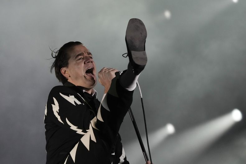El vocalista Pelle Almqvist durante su concierto en el festival Corona Capital de la Ciudad de México el viernes 17 de noviembre de 2023. (Foto AP/Eduardo Verdugo)