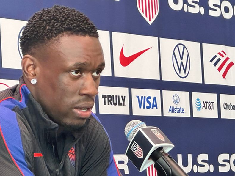 Folarin Balogun habla durante una conferencia de prensa antes del entrenamiento de la selección nacional masculina de fútbol, el viernes 27 de marzo de 2026, en Marietta, Georgia. (Foto AP/Ronald Blum)