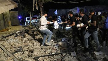 Varias personas trabajan en la recuperación de los restos de las víctimas de un ataque aéreo israelí que alcanzó un edificio de apartamentos en Beirut, Líbano, el 3 de octubre de 2024. (AP Foto/Hussein Malla)