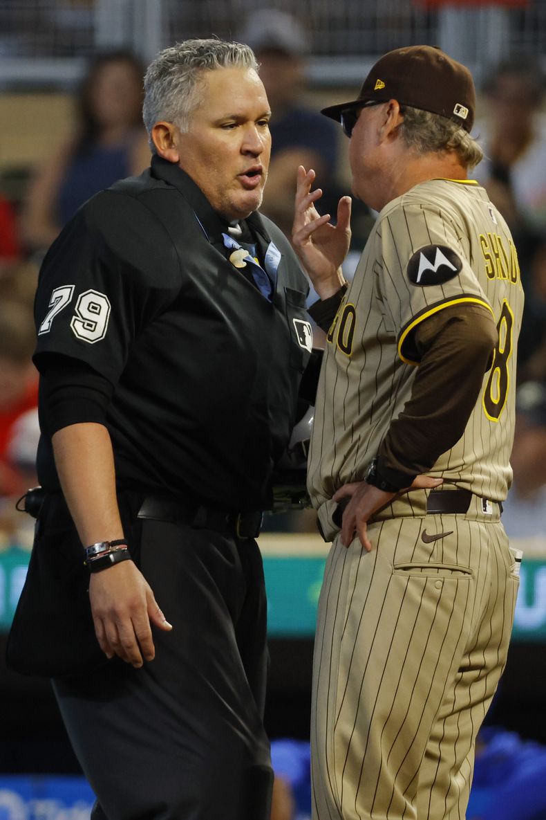 El umpire venezolano Manny González discute con el manager de los Padres de San Diego, Mike Shildt, en el cuarto inning del juego ante los Mellizos de Minnesota, el viernes 29 de agosto de 2025 (AP Foto/Bruce Kluckhohn)