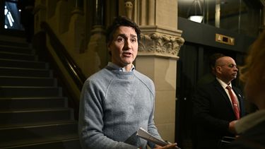 El primer ministro canadiense Justin Trudeau responde preguntas de los reporteros mientras camina hacia una reunión del caucus liberal en el Parlamento, en Ottawa, Canadá, el jueves 23 de enero de 2025. (Justin Tang/The Canadian Press vía AP)