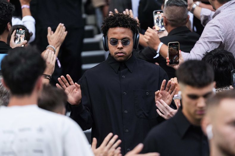 Weston McKennie, de Juventus, llega al estadio previo al partido de fútbol de la Serie A entre Juventus y Parma, en el estadio Juventus, en Turín, al norte de Italia, el domingo 24 de agosto de 2025. (Fabio Ferrari/LaPresse vía AP)