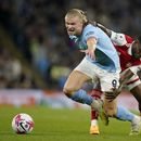 Thomas Partey (derecha) de Arsenal trata de retener a Erling Haaland del Manchester City en la Liga Premier, el miércoles 26 de abril de 2023, en Manchester. (AP Foto/Dave Thompson)