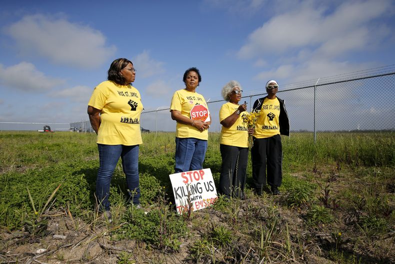 De izq a der: Myrtle Felton, Sharon Lavigne, Gail LeBoeuf y Rita Cooper, miembros de RISE St. James, realizan un video live stream en propiedad de Formosa el 11 de marzo de 2020, en St. James Parish, Luisiana. (AP foto/Gerald Herbert)